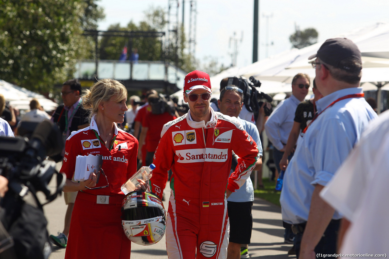 GP AUSTRALIA, 17.03.2016 - Britta Roeske (AUT) Ferrari Press Officer e Sebastian Vettel (GER) Ferrari SF16-H