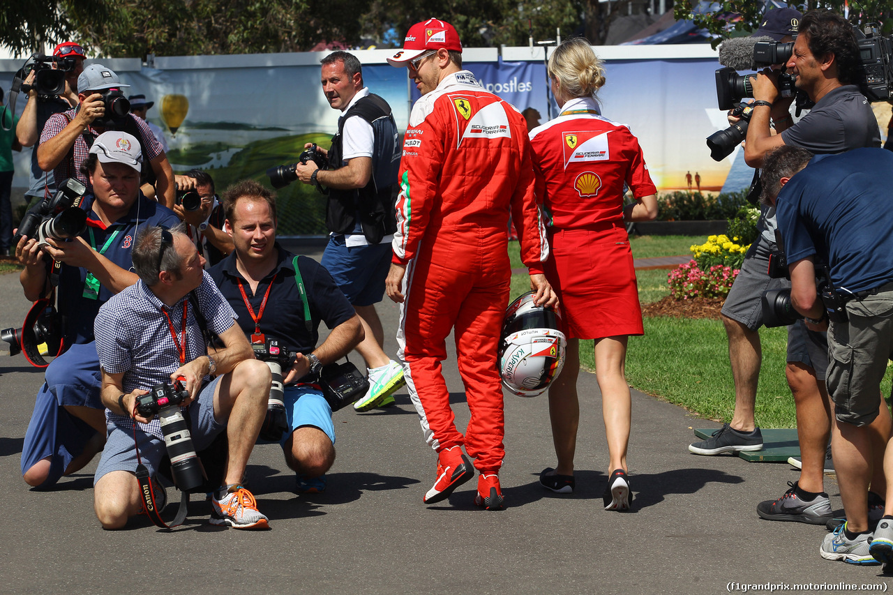 GP AUSTRALIA, 17.03.2016 - Sebastian Vettel (GER) Ferrari SF16-H e Britta Roeske (AUT) Ferrari Press Officer.