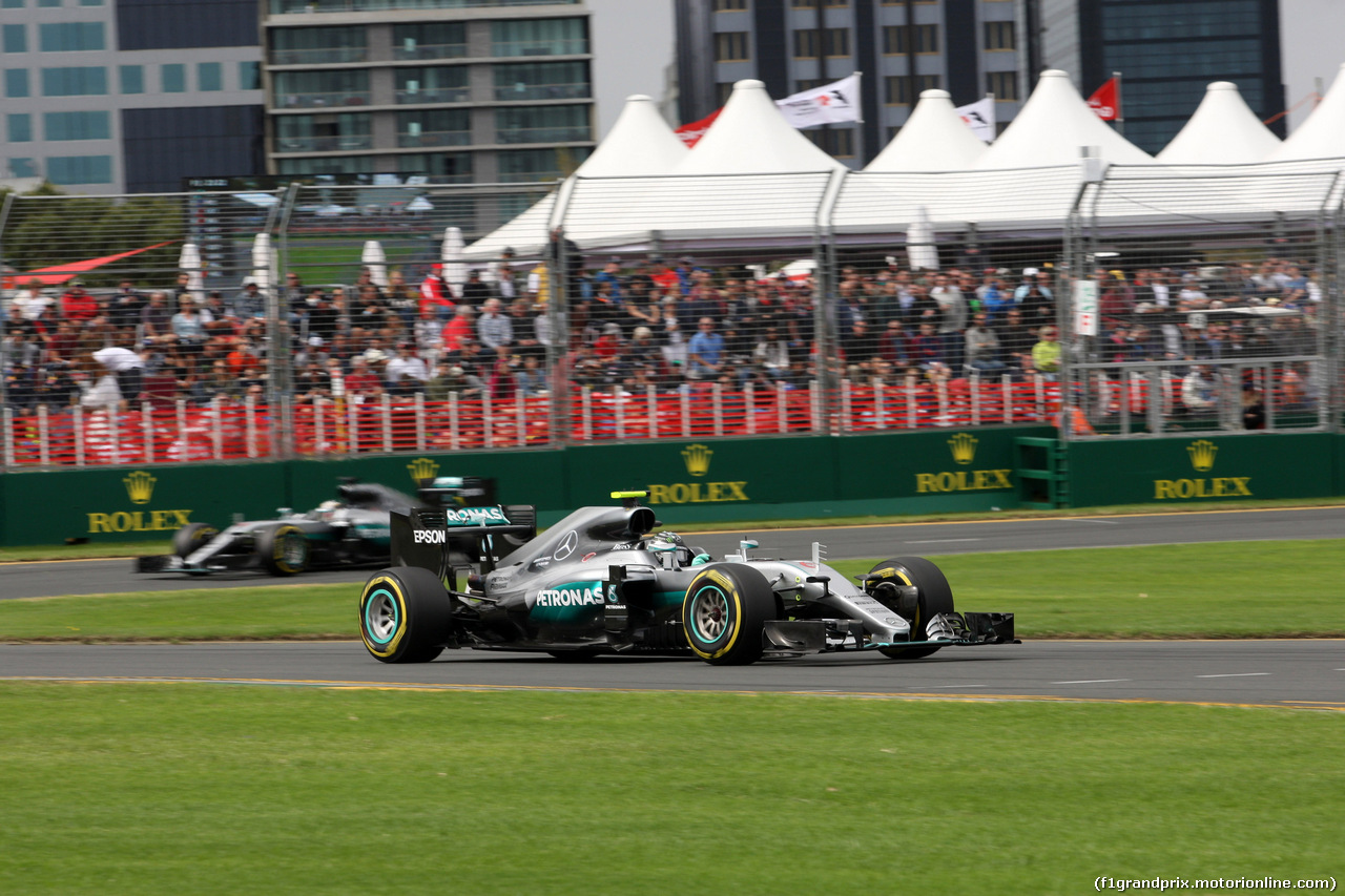 GP AUSTRALIA, 19.03.2016 - Prove Libere 3, Nico Rosberg (GER) Mercedes AMG F1 W07 Hybrid davanti a Lewis Hamilton (GBR) Mercedes AMG F1 W07 Hybrid