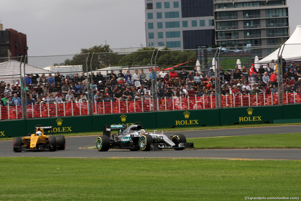 GP AUSTRALIA, 19.03.2016 - Prove Libere 3, Lewis Hamilton (GBR) Mercedes AMG F1 W07 Hybrid e Kevin Magnussen (DEN) Renault Sport F1 Team RS16