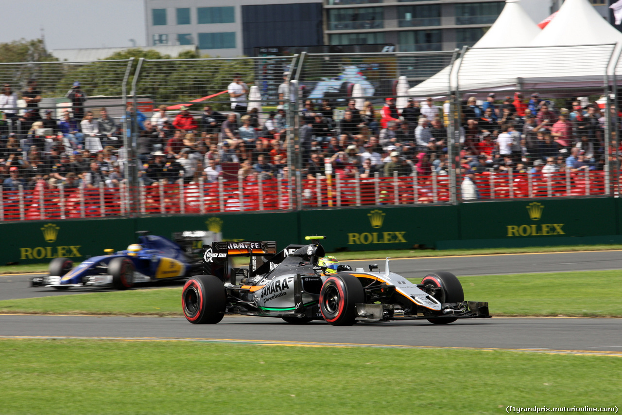 GP AUSTRALIA, 19.03.2016 - Prove Libere 3, Sergio Perez (MEX) Sahara Force India F1 VJM09 davanti a Marcus Ericsson (SUE) Sauber C34