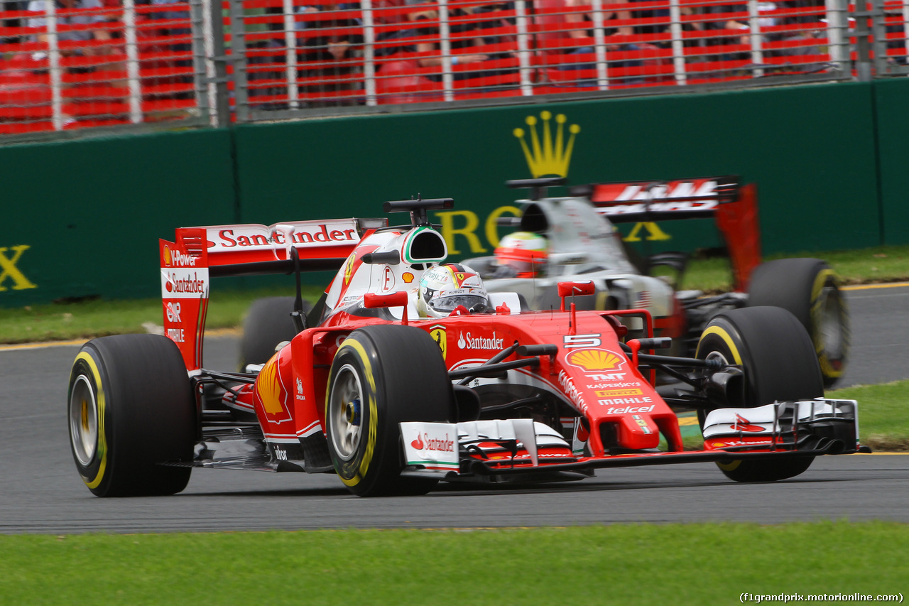 GP AUSTRALIA, 19.03.2016 - Prove Libere 3, Sebastian Vettel (GER) Ferrari SF16-H davanti a Romain Grosjean (FRA) Haas F1 Team VF-16