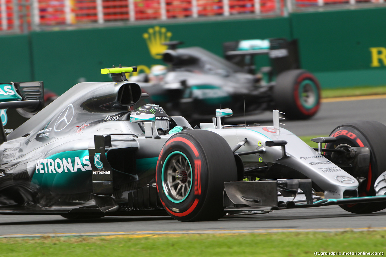 GP AUSTRALIA, 19.03.2016 - Prove Libere 3, Nico Rosberg (GER) Mercedes AMG F1 W07 Hybrid davanti a Lewis Hamilton (GBR) Mercedes AMG F1 W07 Hybrid