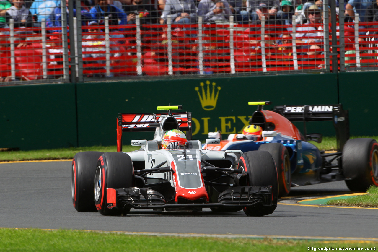 GP AUSTRALIA, 19.03.2016 - Prove Libere 3, Esteban Gutierrez (MEX) HaRio Haryanto (IND) Manor Racing MRT05 as F1 Team VF-16 davanti a