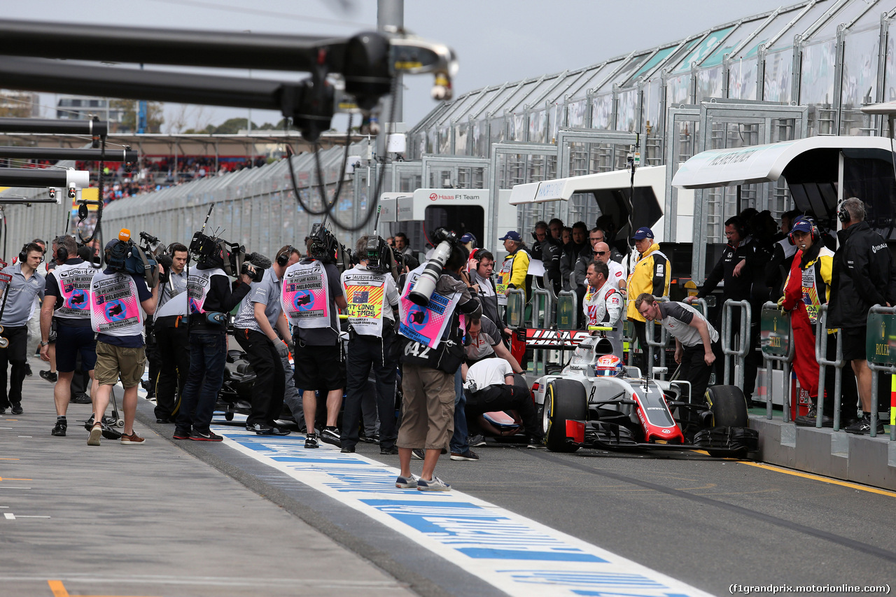 GP AUSTRALIA, 19.03.2016 - Prove Libere 3, Esteban Gutierrez (MEX) Haas F1 Team VF-16 e Rio Haryanto (IND) Manor Racing MRT05