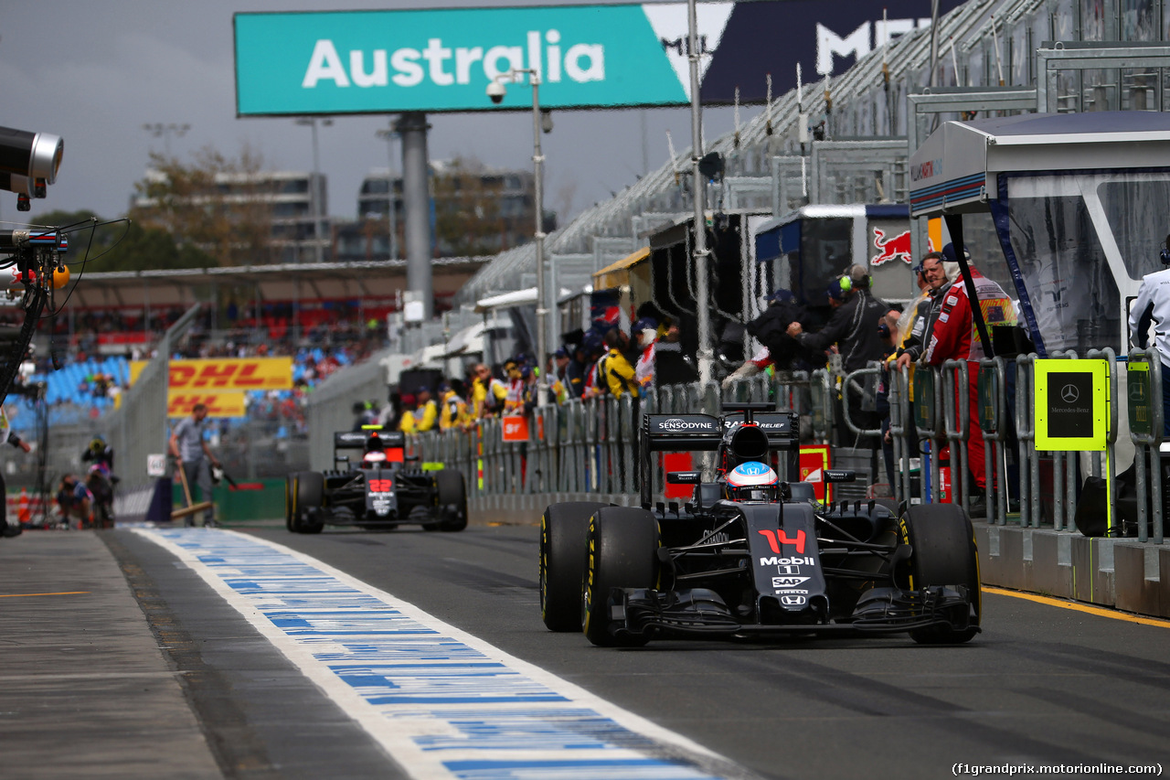 GP AUSTRALIA, 19.03.2016 - Prove Libere 3, Fernando Alonso (ESP) McLaren Honda MP4-31 e Jenson Button (GBR)  McLaren Honda MP4-31