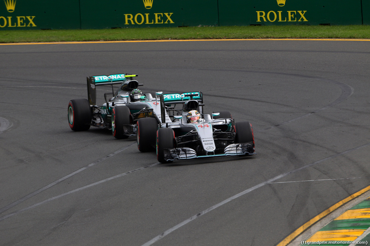 GP AUSTRALIA, 19.03.2016 - Qualifiche, Lewis Hamilton (GBR) Mercedes AMG F1 W07 Hybrid davanti a Nico Rosberg (GER) Mercedes AMG F1 W07 Hybrid