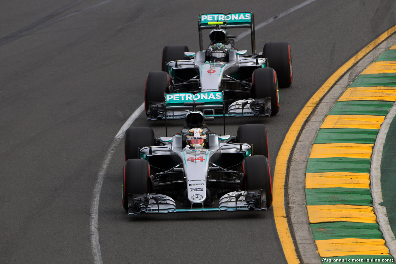 GP AUSTRALIA, 19.03.2016 - Qualifiche, Lewis Hamilton (GBR) Mercedes AMG F1 W07 Hybrid davanti a Nico Rosberg (GER) Mercedes AMG F1 W07 Hybrid
