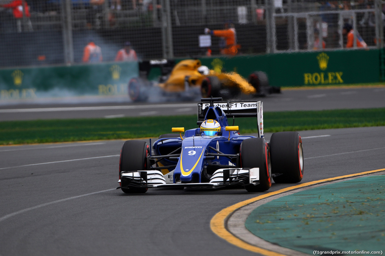 GP AUSTRALIA, 19.03.2016 - Qualifiche, Marcus Ericsson (SUE) Sauber C34 davanti a Kevin Magnussen (DEN) Renault Sport F1 Team RS16