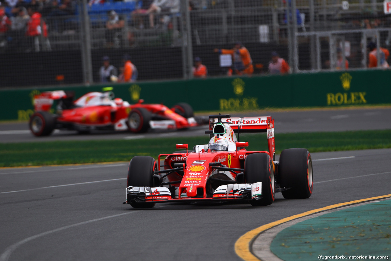 GP AUSTRALIA, 19.03.2016 - Qualifiche, Sebastian Vettel (GER) Ferrari SF16-H davanti a Kimi Raikkonen (FIN) Ferrari SF16-H