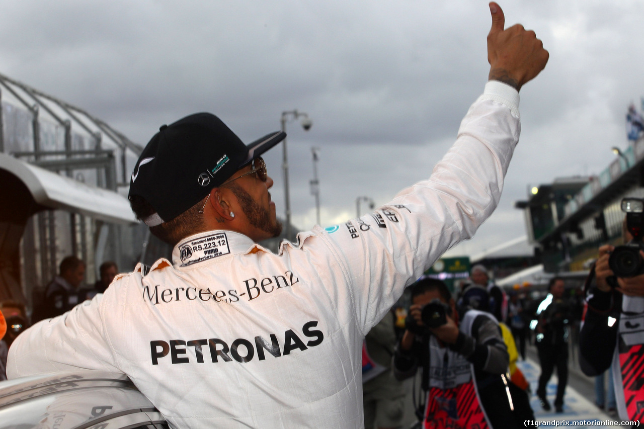 GP AUSTRALIA, 19.03.2016 - Qualifiche, Lewis Hamilton (GBR) Mercedes AMG F1 W07 Hybrid pole position
