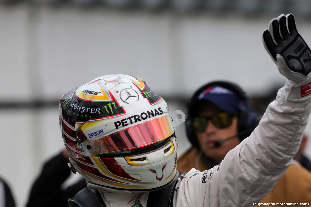 GP AUSTRALIA, 19.03.2016 - Qualifiche, Lewis Hamilton (GBR) Mercedes AMG F1 W07 Hybrid pole position