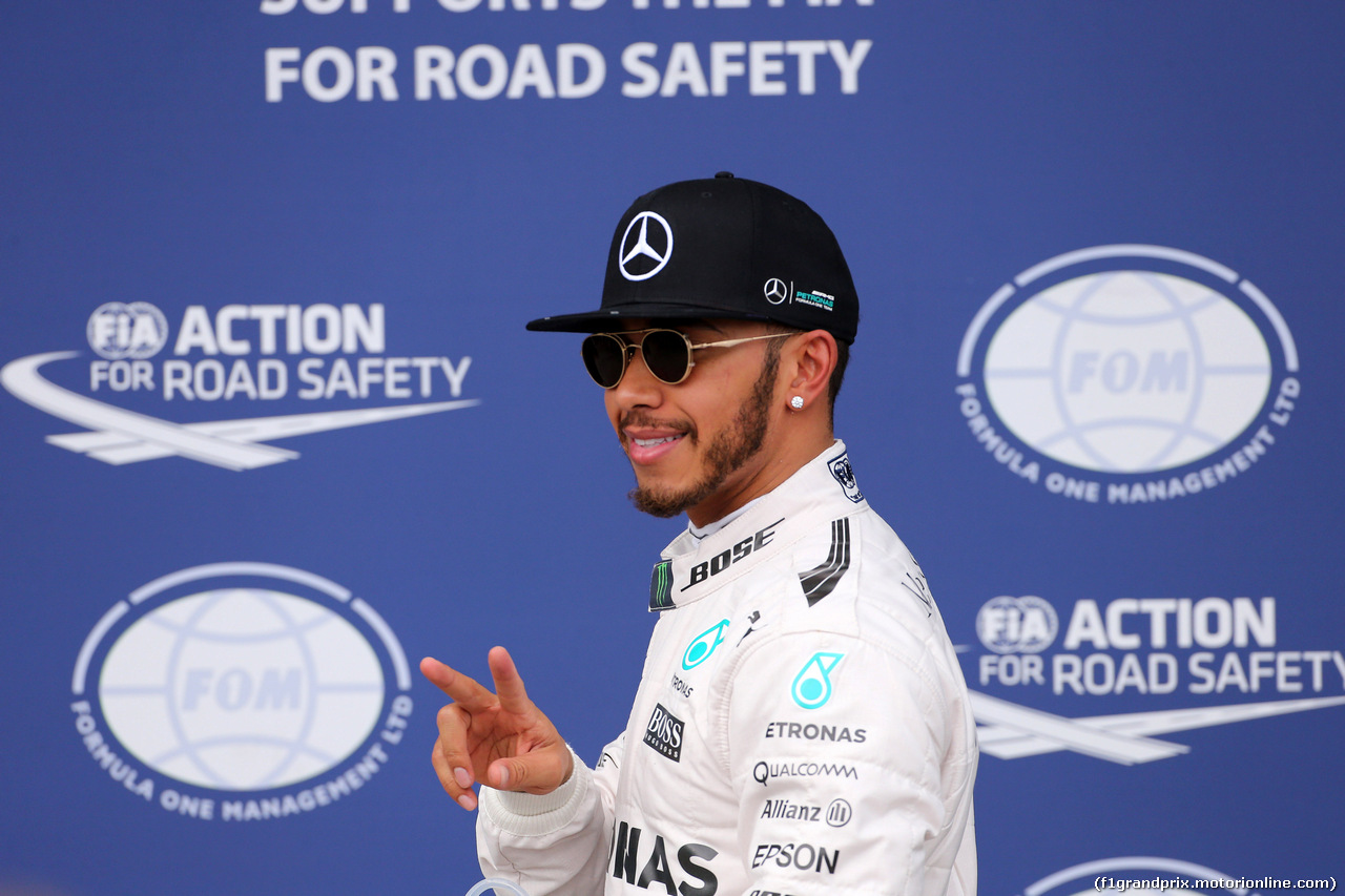 GP AUSTRALIA, 19.03.2016 - Qualifiche, Lewis Hamilton (GBR) Mercedes AMG F1 W07 Hybrid pole position