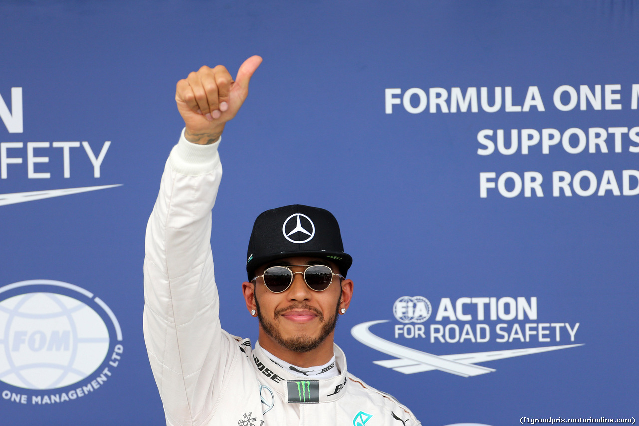 GP AUSTRALIA, 19.03.2016 - Qualifiche, Lewis Hamilton (GBR) Mercedes AMG F1 W07 Hybrid pole position