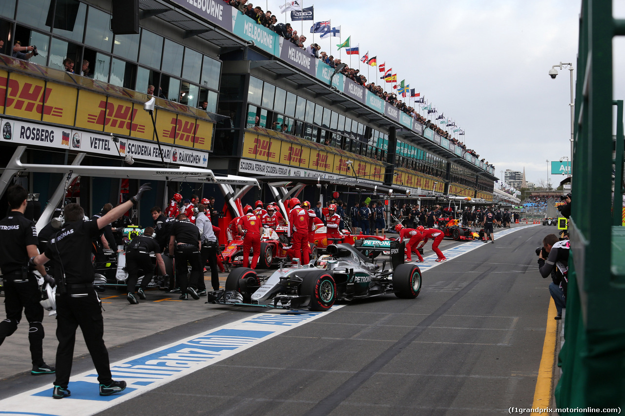 GP AUSTRALIA, 19.03.2016 - Qualifiche, Lewis Hamilton (GBR) Mercedes AMG F1 W07 Hybrid