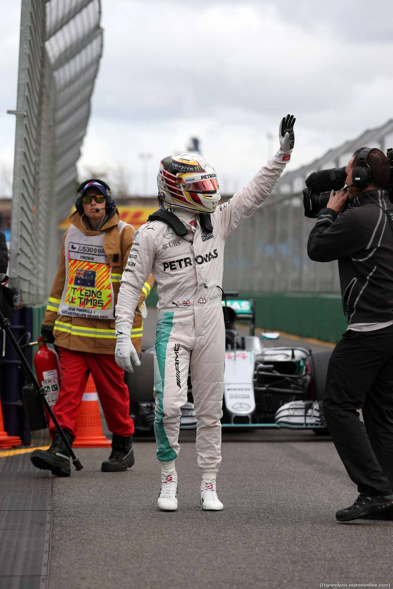 GP AUSTRALIA, 19.03.2016 - Qualifiche, Lewis Hamilton (GBR) Mercedes AMG F1 W07 Hybrid pole position