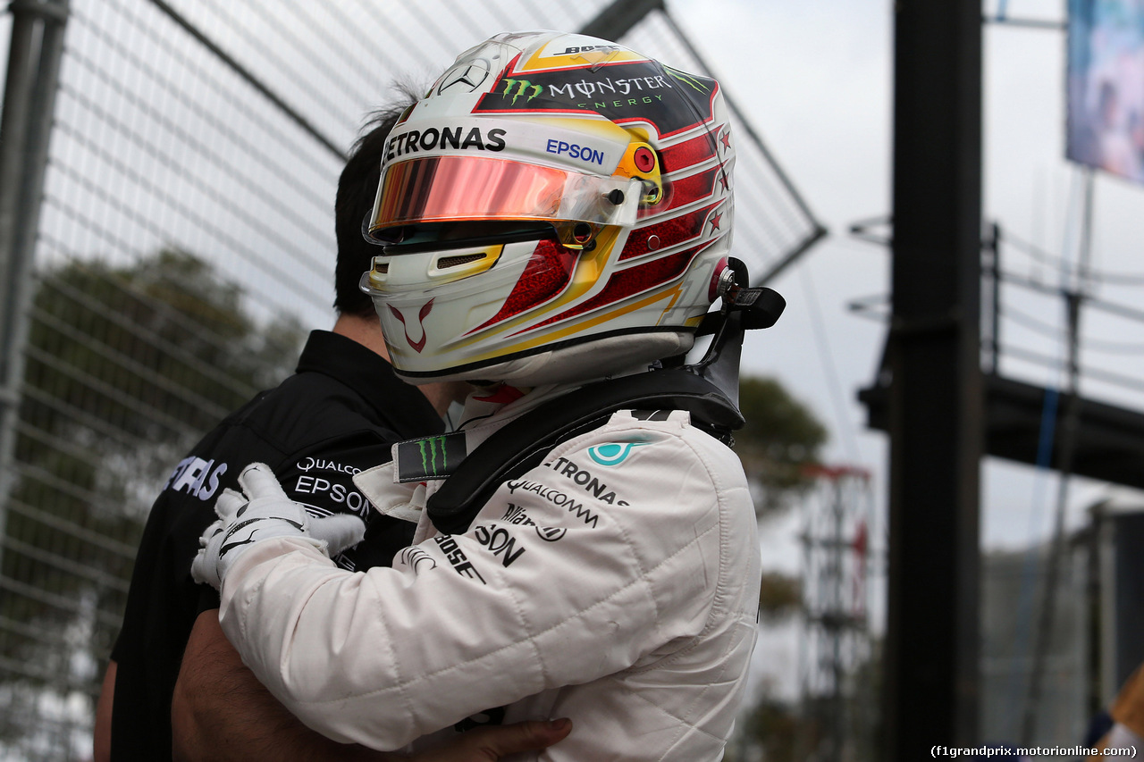 GP AUSTRALIA, 19.03.2016 - Qualifiche, Lewis Hamilton (GBR) Mercedes AMG F1 W07 Hybrid pole position