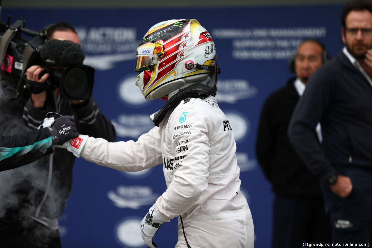 GP AUSTRALIA, 19.03.2016 - Qualifiche, Lewis Hamilton (GBR) Mercedes AMG F1 W07 Hybrid pole position