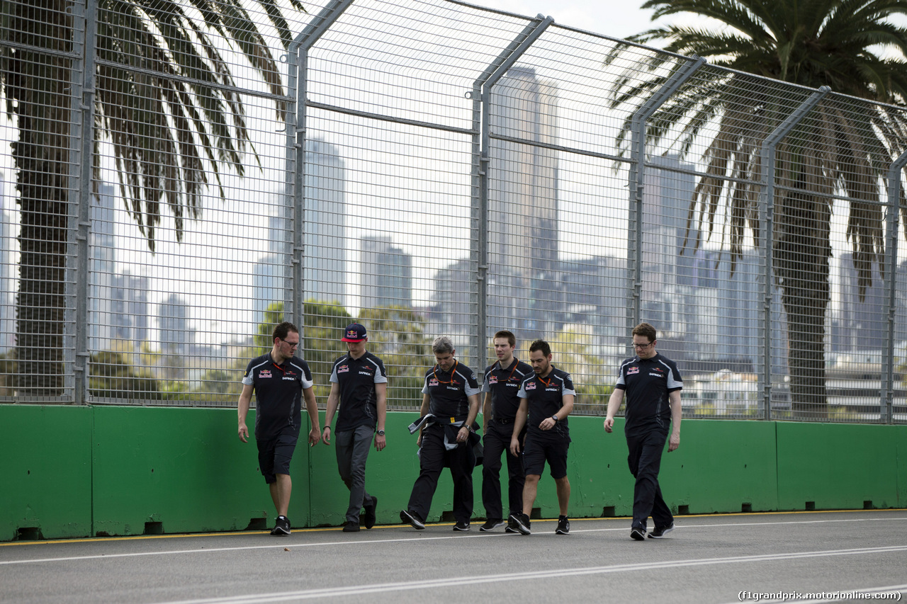 GP AUSTRALIA, Max Verstappen (NLD) Scuderia Toro Rosso walks the circuit with the team.
16.03.2016.