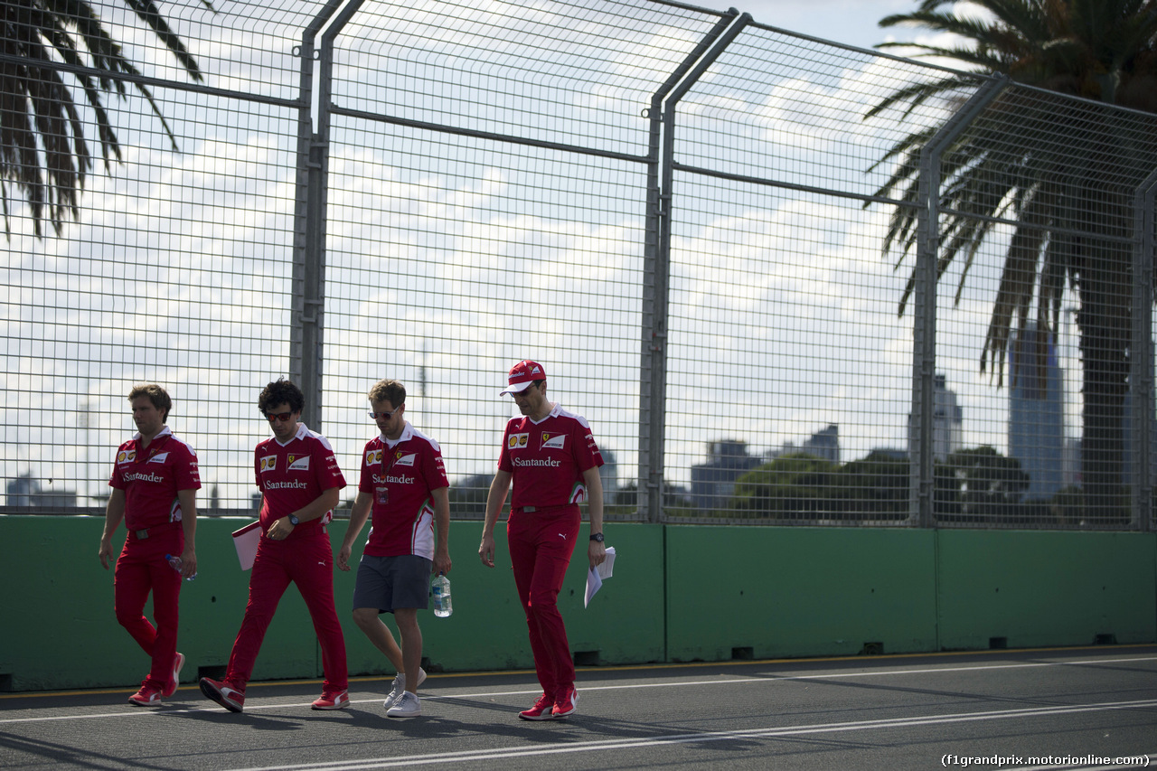 GP AUSTRALIA, Sebastian Vettel (GER) Ferrari walks the circuit with the team.
16.03.2016.