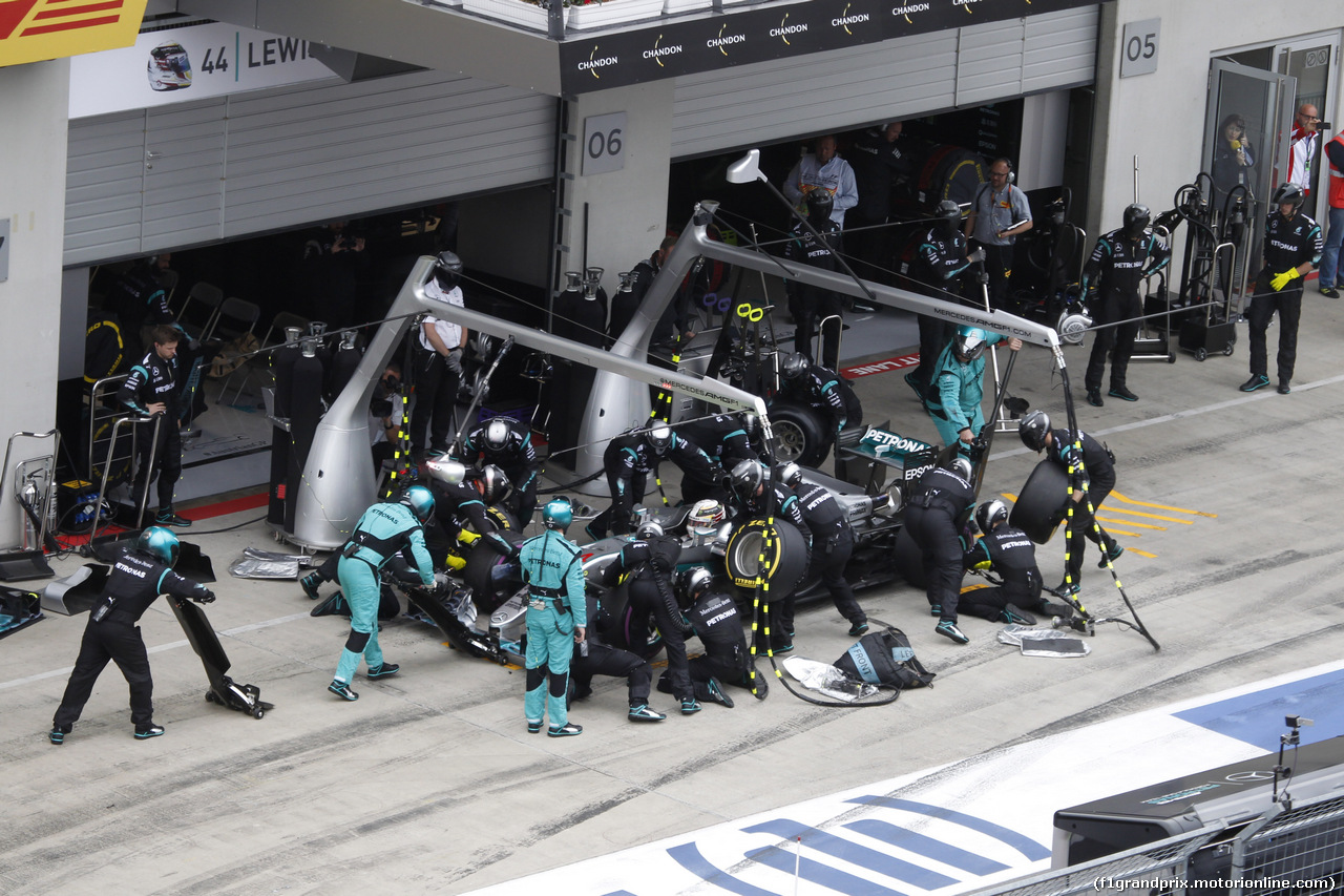 GP AUSTRIA, 03.07.2016 - Pit Stop, Lewis Hamilton (GBR) Mercedes AMG F1 W07
