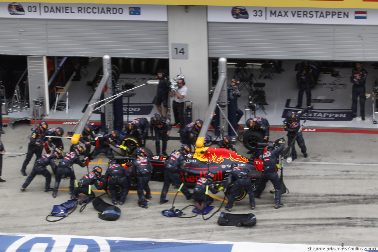 GP AUSTRIA, 03.07.2016 - Pit Stop, Max Verstappen (NED) Red Bull Racing RB12