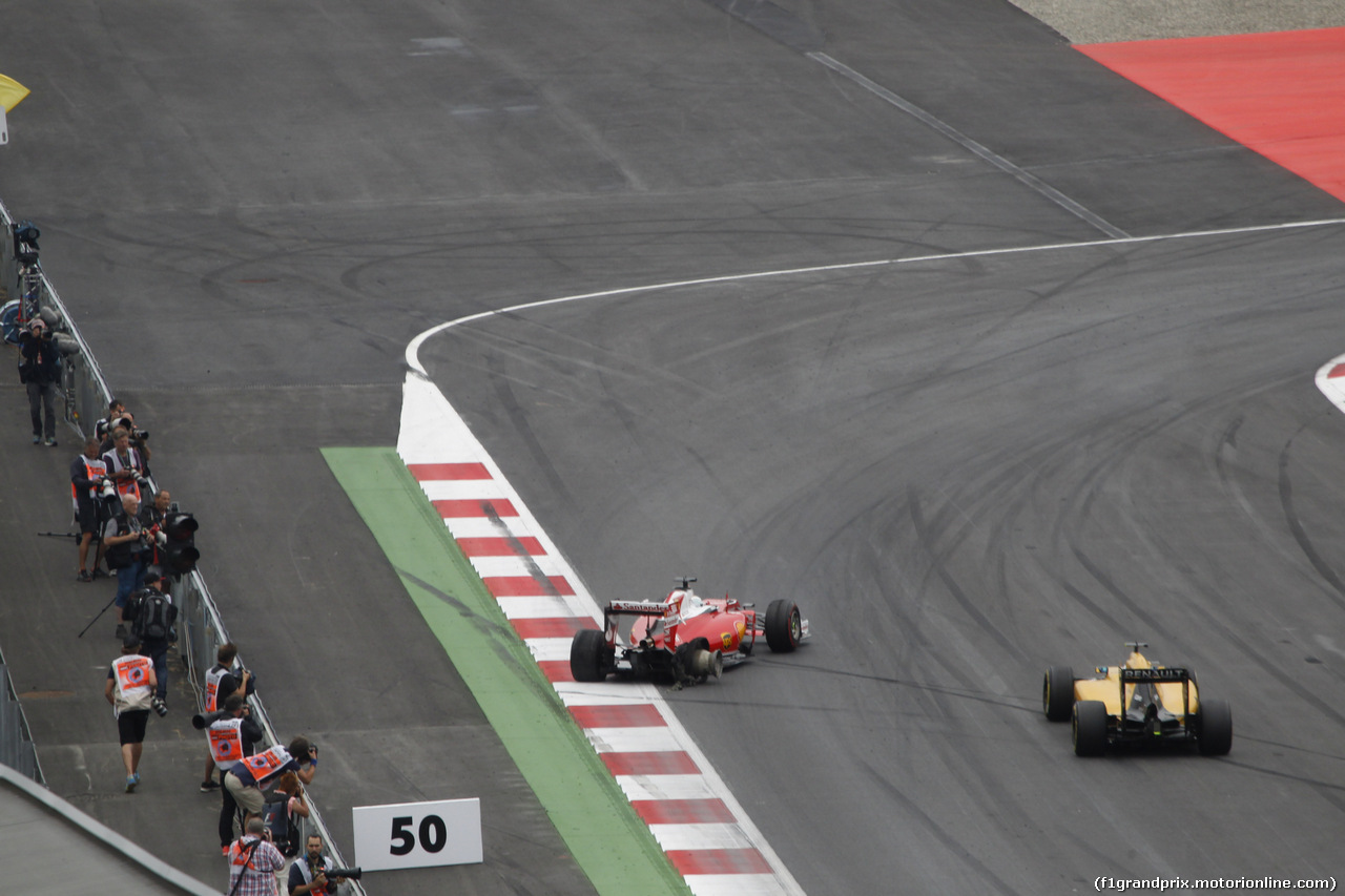 GP AUSTRIA, 03.07.2016 - Gara,Sebastian Vettel (GER) Accident Ferrari SF16-H