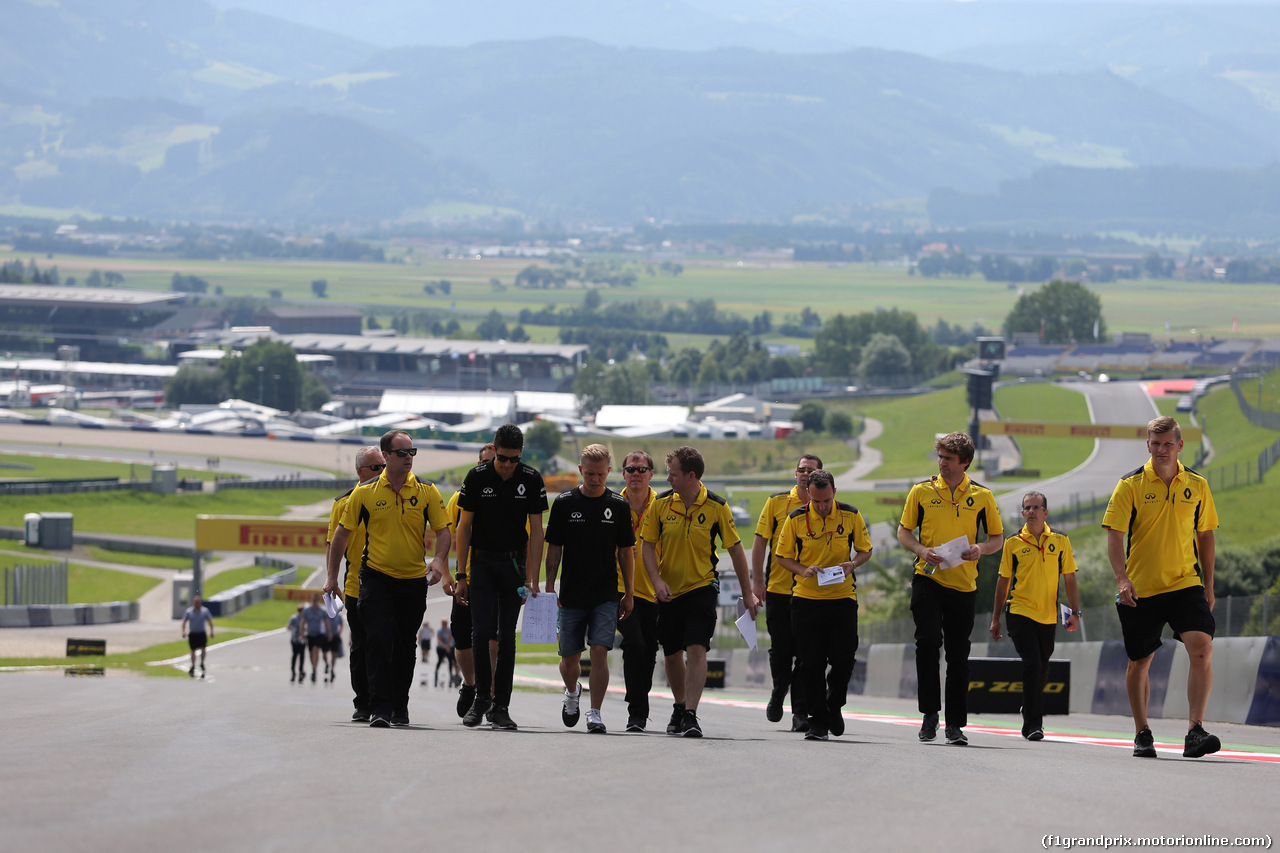 GP AUSTRIA, 30.06.2016- Kevin Magnussen (DEN) Renault Sport F1 Team RS16 walikng on the track