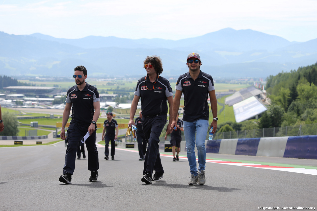 GP AUSTRIA, 30.06.2016- Carlos Sainz Jr (ESP) Scuderia Toro Rosso STR11 walking on the track
