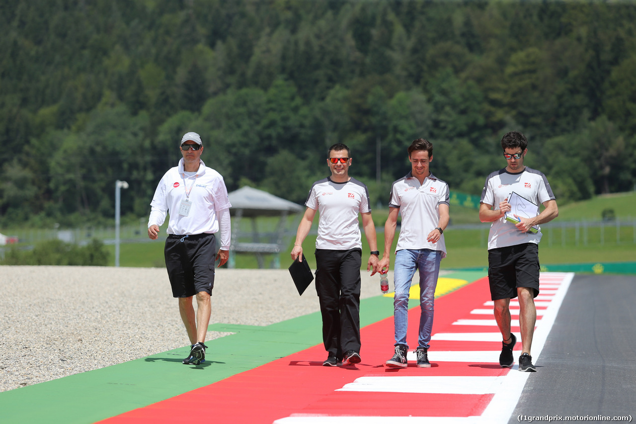 GP AUSTRIA, 30.06.2016- Esteban Gutierrez (MEX) Haas F1 Team VF-16 walking on the track