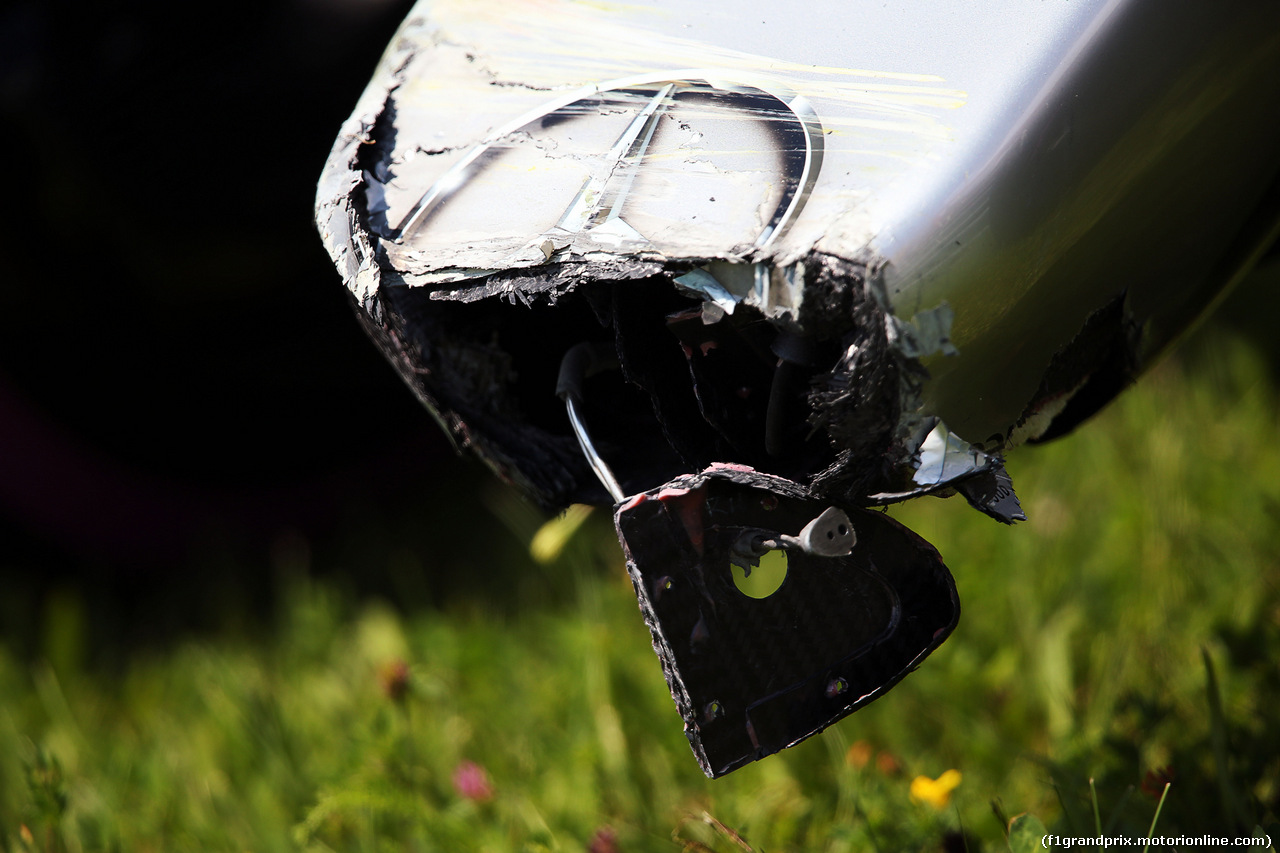 GP AUSTRIA, 02.07.2016 Prove Libere 3, The damaged Mercedes AMG F1 W07 Hybrid nosecone of Nico Rosberg (GER) Mercedes AMG F1 after he crashed in the third practice session.