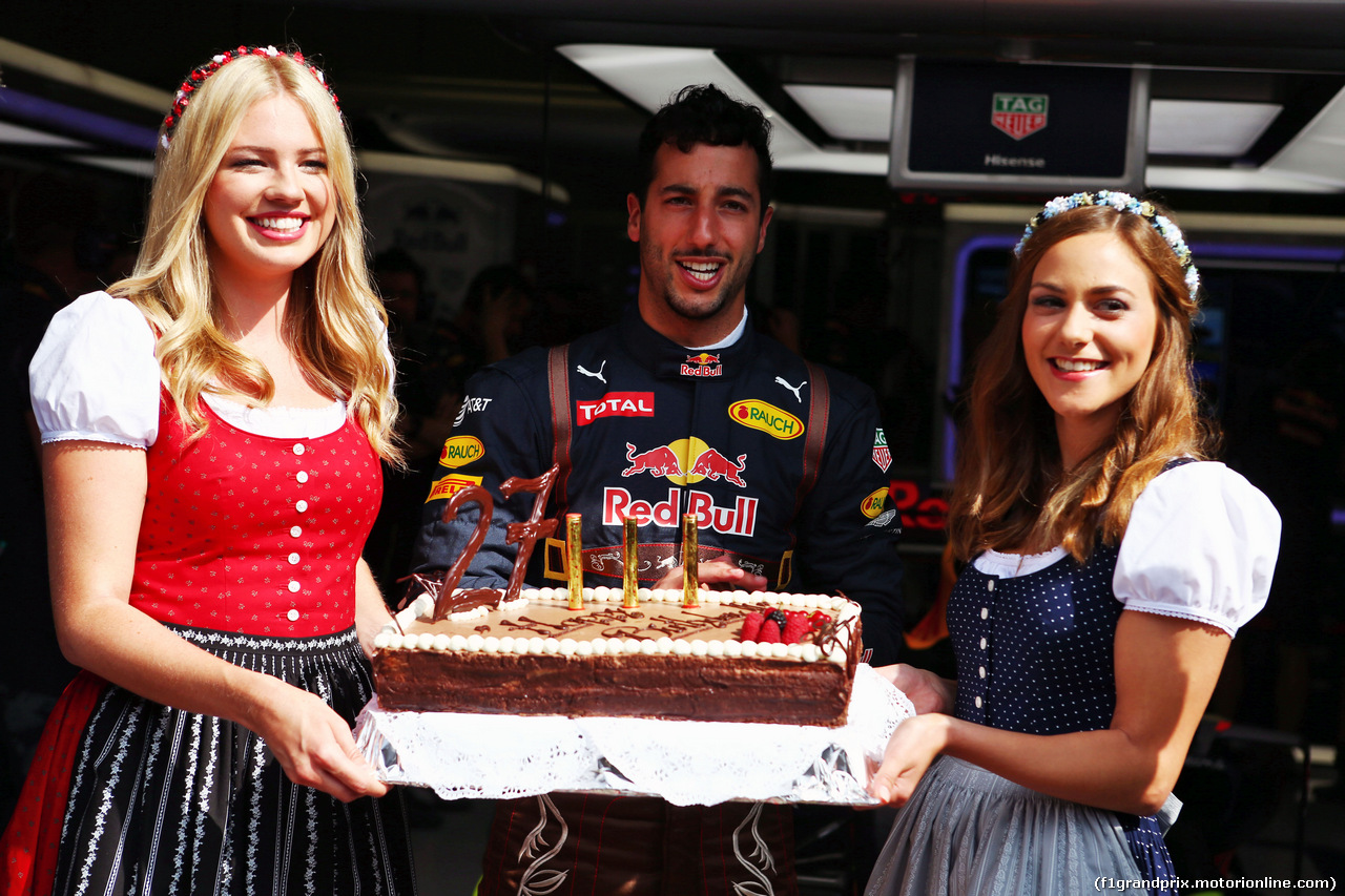 GP AUSTRIA, 01.07.2016 - Daniel Ricciardo (AUS) Red Bull Racing celebrates his 27th Birthday with a cake.