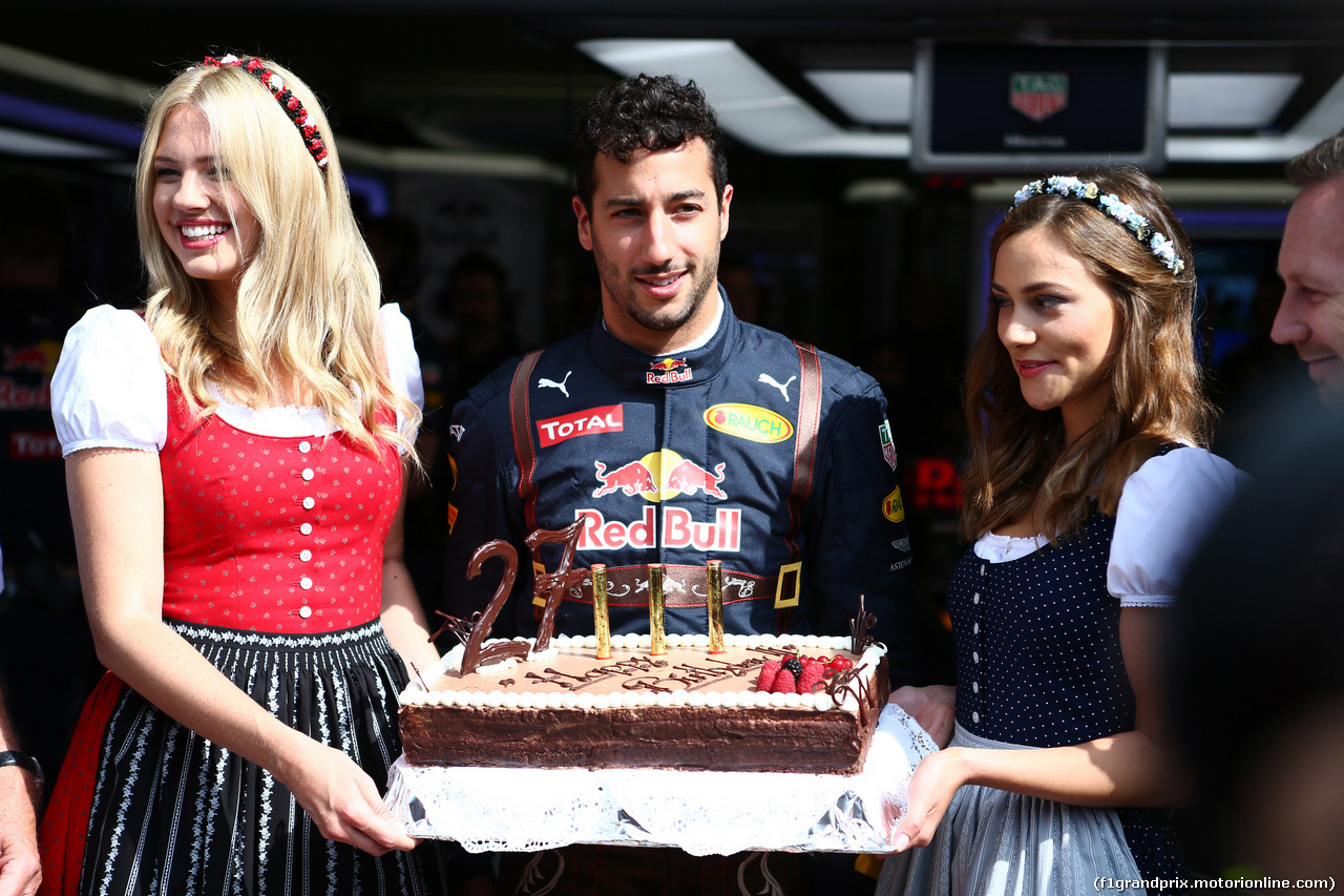 GP AUSTRIA, 01.07.2016 - Prove Libere 1, Cake's birthday of Daniel Ricciardo (AUS) Red Bull Racing RB12