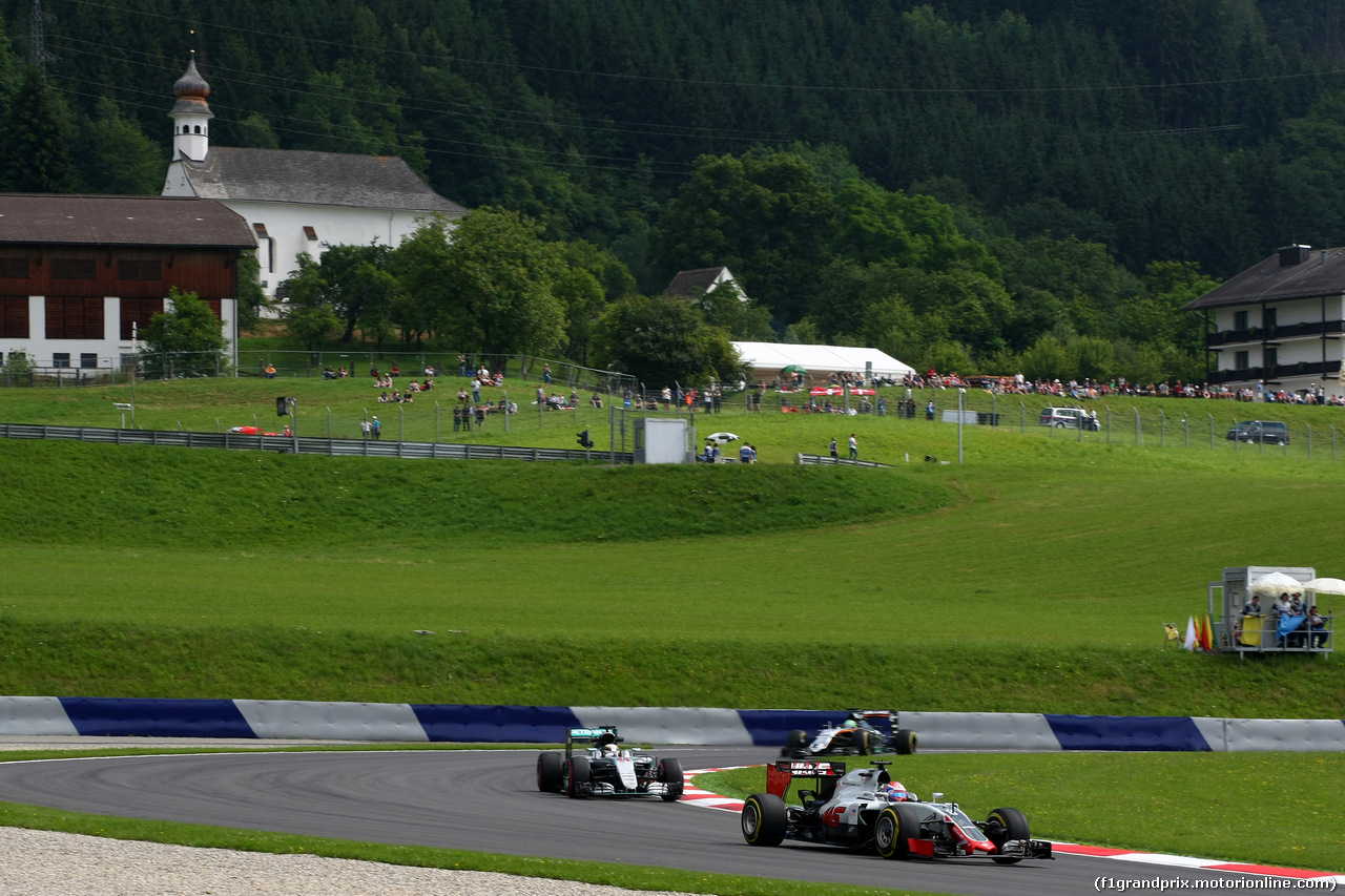 GP AUSTRIA, 01.07.2016 - Prove Libere 1, Romain Grosjean (FRA) Haas F1 Team VF-16 e Lewis Hamilton (GBR) Mercedes AMG F1 W07 Hybrid