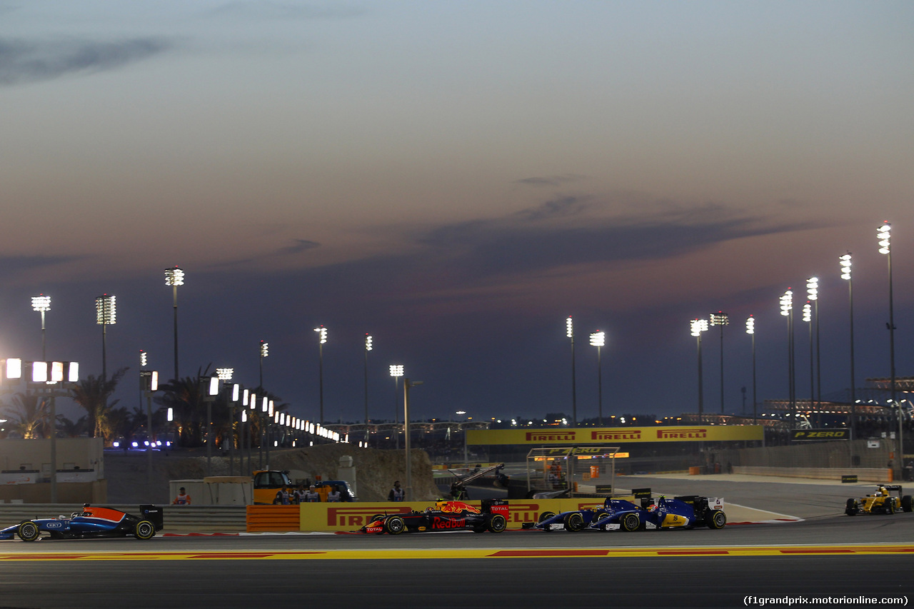 GP BAHRAIN, 03.04.2016 - Gara, Daniil Kvyat (RUS) Red Bull Racing RB12, Marcus Ericsson (SUE) Sauber C34 e Felipe Nasr (BRA) Sauber C34