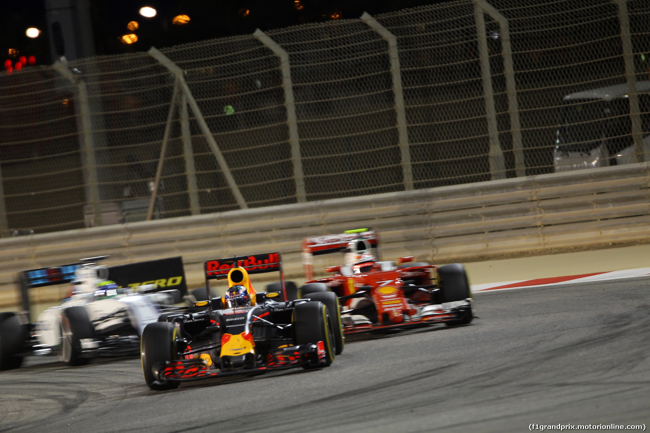 GP BAHRAIN, 03.04.2016 - Gara, Daniel Ricciardo (AUS) Red Bull Racing RB12 e Kimi Raikkonen (FIN) Ferrari SF16-H