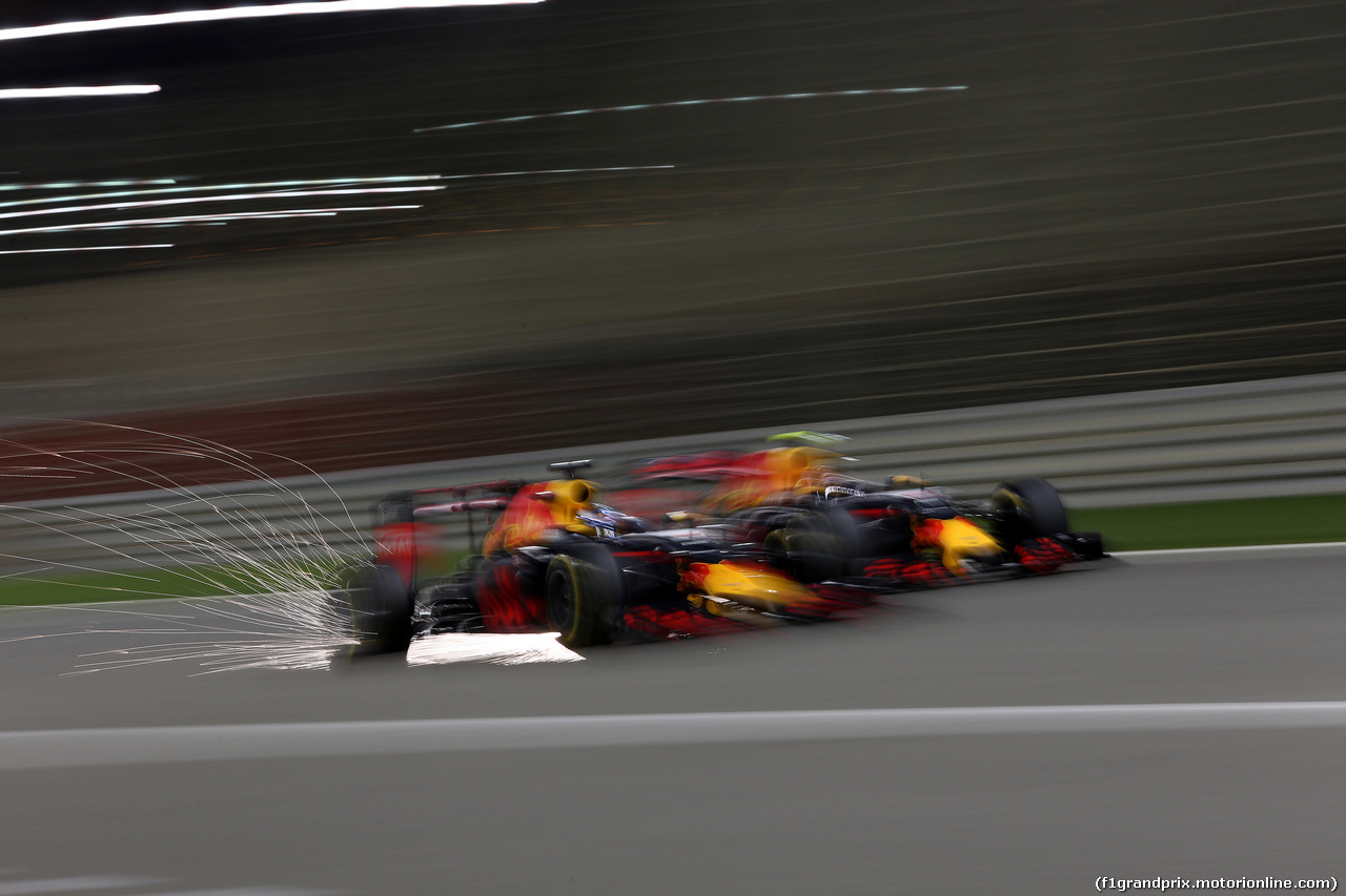 GP BAHRAIN, 03.04.2016 - Gara, Daniel Ricciardo (AUS) Red Bull Racing RB12 e Daniil Kvyat (RUS) Red Bull Racing RB12