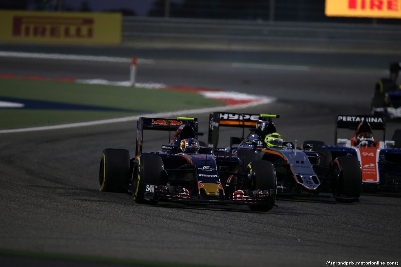 GP BAHRAIN, 03.04.2016 - Gara, Carlos Sainz Jr (ESP) Scuderia Toro Rosso STR11 e Sergio Perez (MEX) Sahara Force India F1 VJM09
