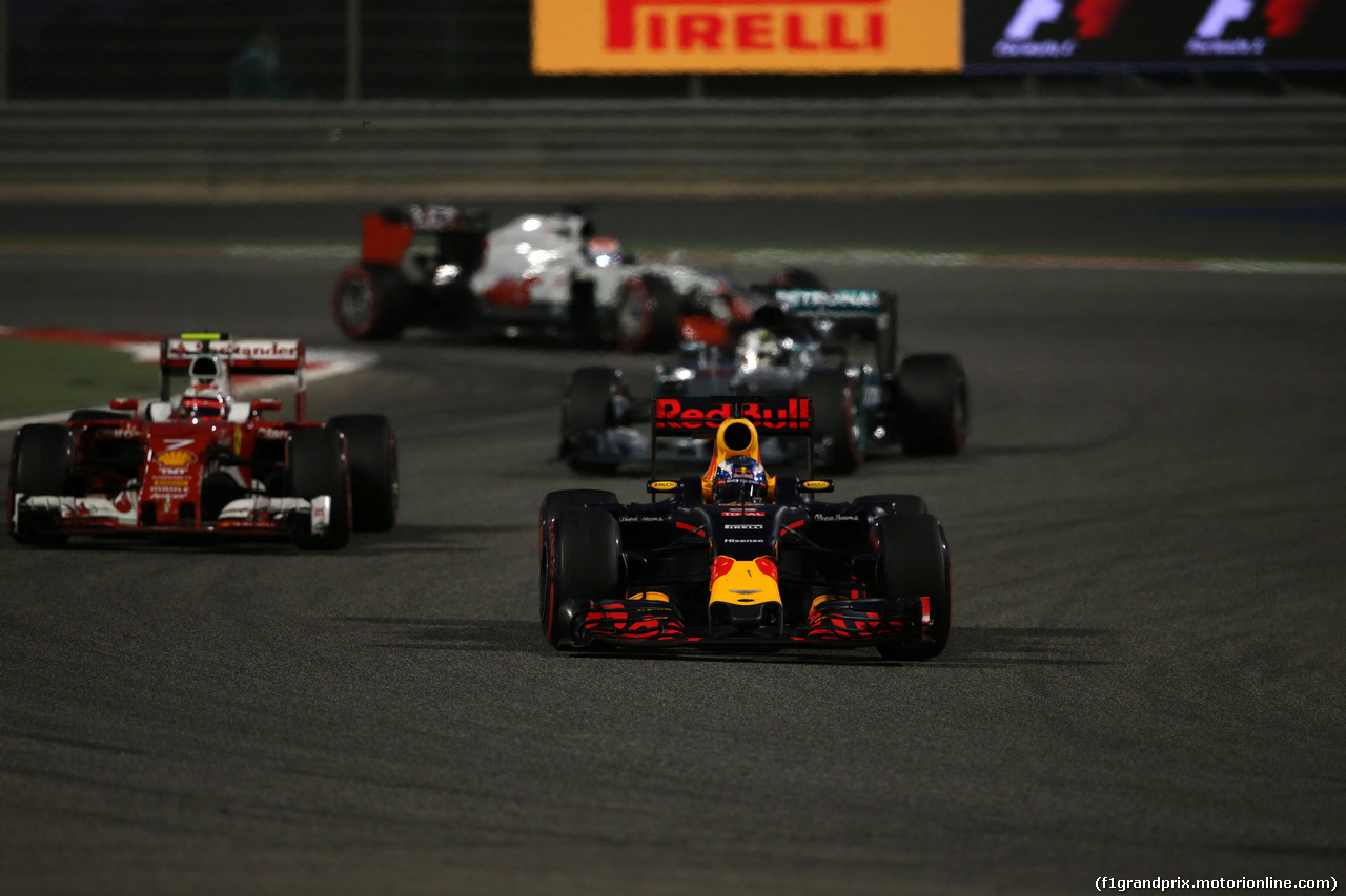 GP BAHRAIN, 03.04.2016 - Gara, Kimi Raikkonen (FIN) Ferrari SF16-H e Daniel Ricciardo (AUS) Red Bull Racing RB12