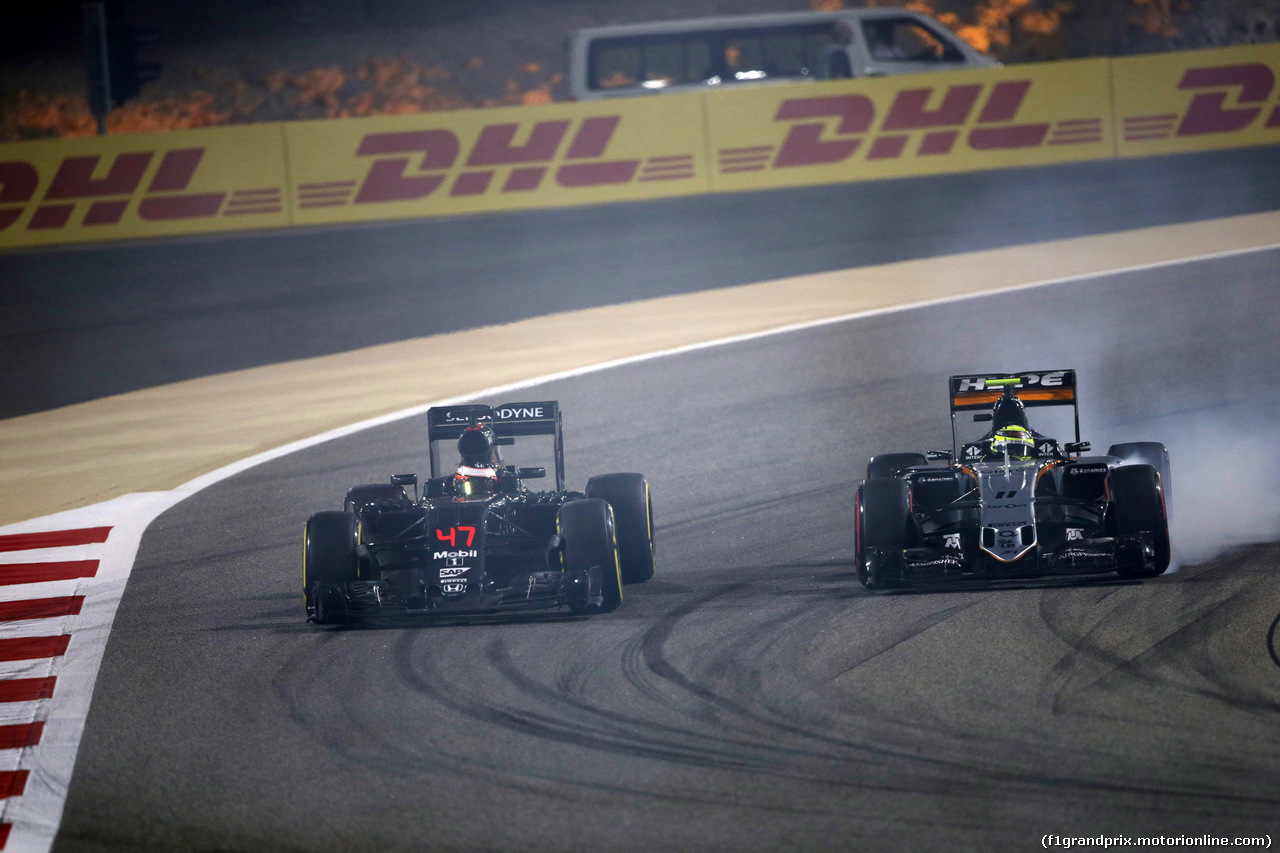 GP BAHRAIN, 03.04.2016 - Gara, Stoffel Vandoorne (BEL) McLaren Test e Reserve Driver e Sergio Perez (MEX) Sahara Force India F1 VJM09