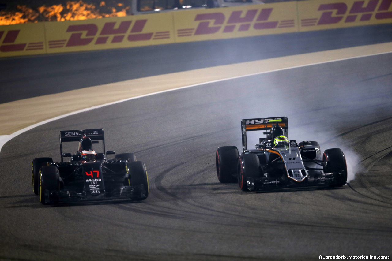 GP BAHRAIN, 03.04.2016 - Gara, Stoffel Vandoorne (BEL) McLaren Test e Reserve Driver e Sergio Perez (MEX) Sahara Force India F1 VJM09