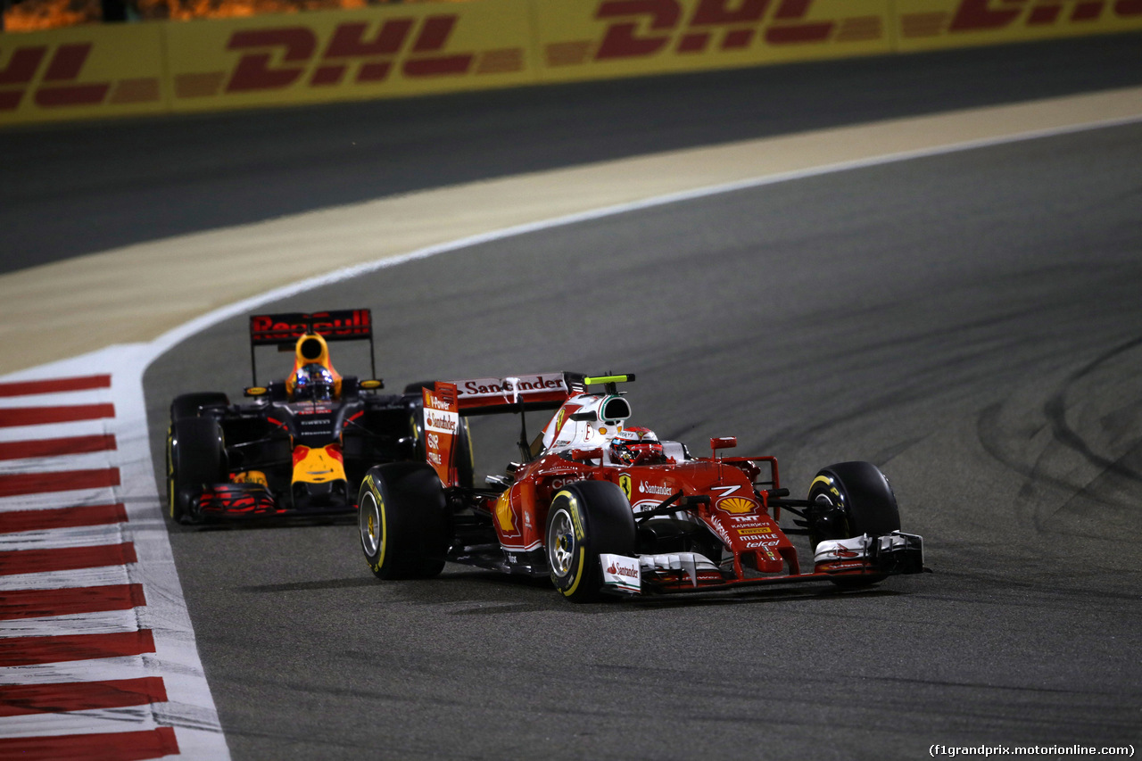 GP BAHRAIN, 03.04.2016 - Gara, Kimi Raikkonen (FIN) Ferrari SF16-H davanti a Daniel Ricciardo (AUS) Red Bull Racing RB12