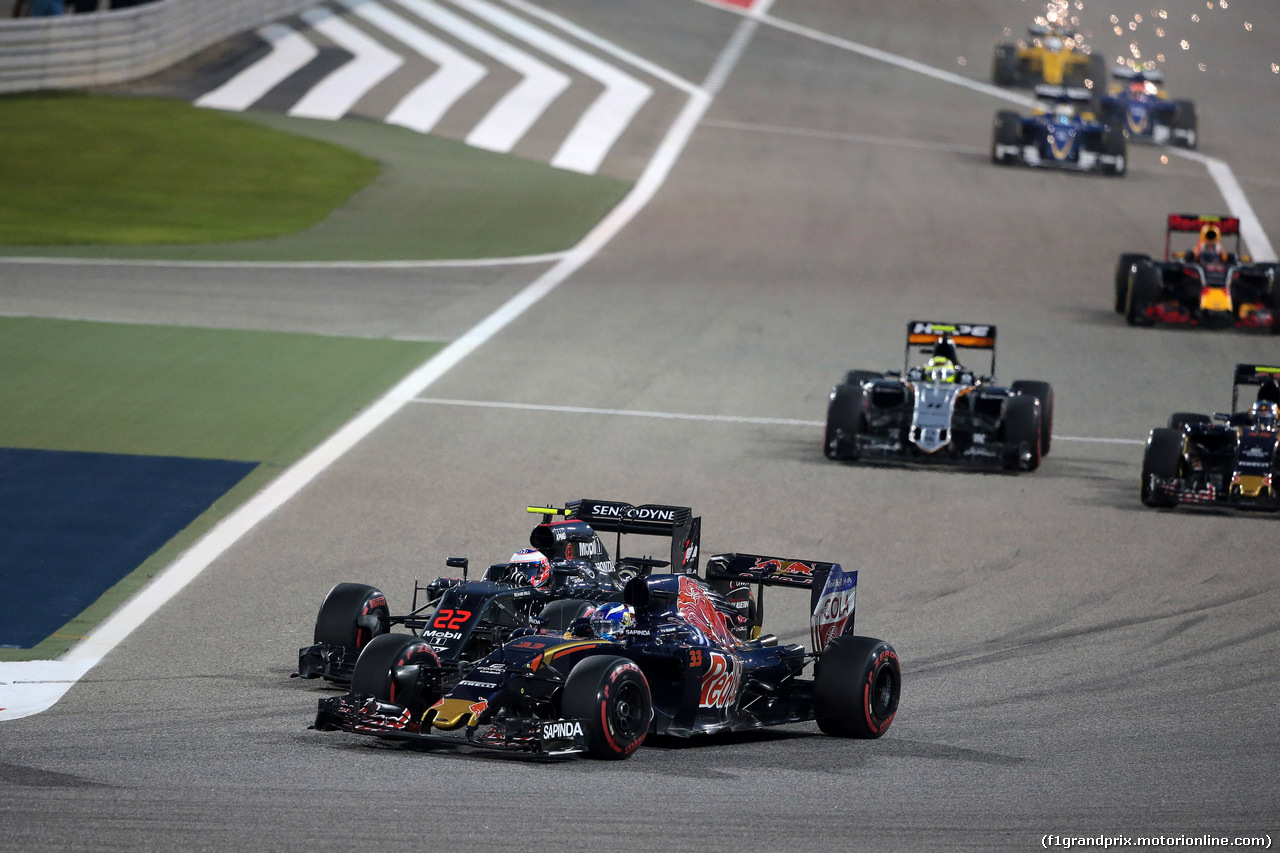 GP BAHRAIN, 03.04.2016 - Gara, Max Verstappen (NED) Scuderia Toro Rosso STR11 e Jenson Button (GBR)  McLaren Honda MP4-31