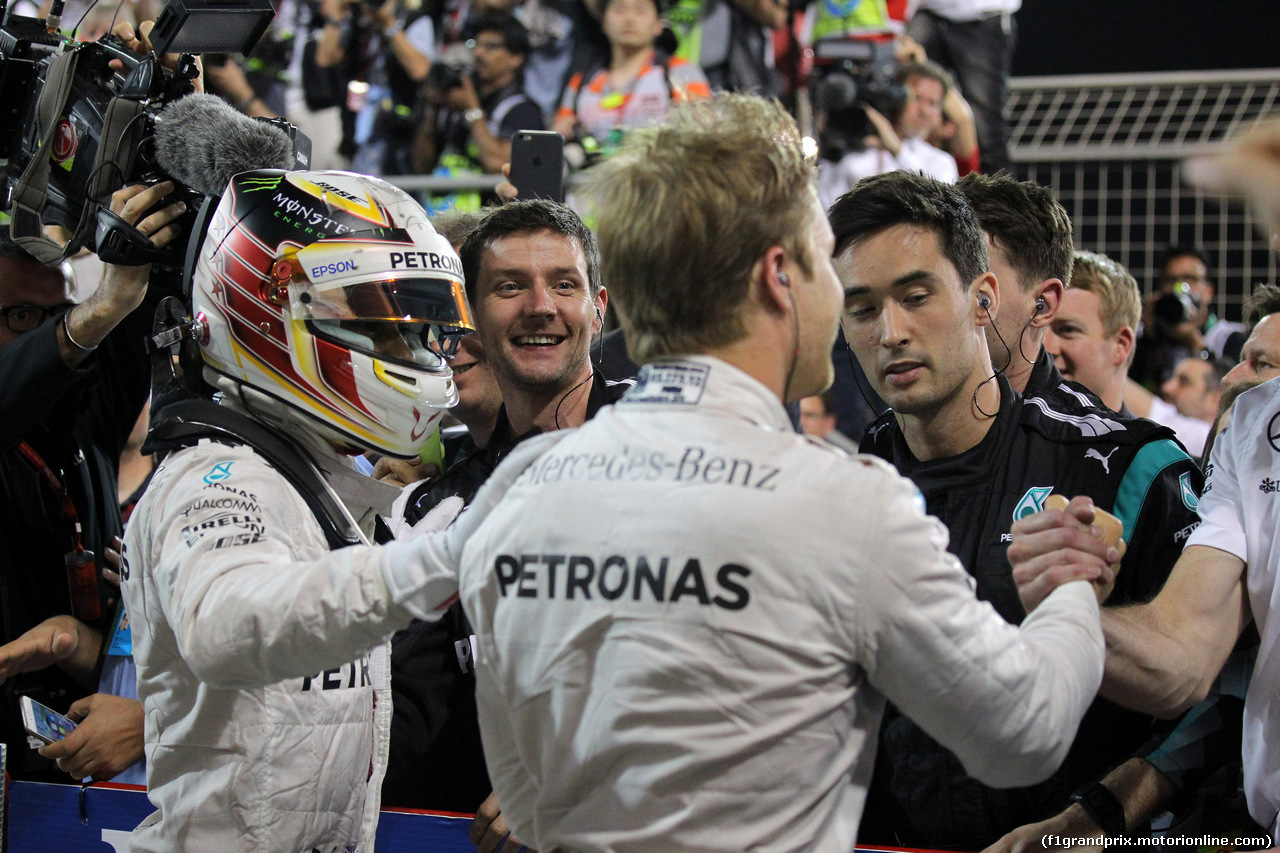 GP BAHRAIN, 03.04.2016 - Gara, Nico Rosberg (GER) Mercedes AMG F1 W07 Hybrid vincitore e terzo Lewis Hamilton (GBR) Mercedes AMG F1 W07 Hybrid