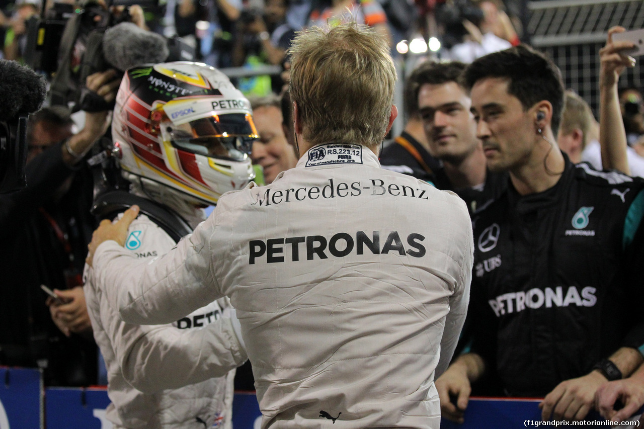 GP BAHRAIN, 03.04.2016 - Gara, Nico Rosberg (GER) Mercedes AMG F1 W07 Hybrid vincitore e terzo Lewis Hamilton (GBR) Mercedes AMG F1 W07 Hybrid