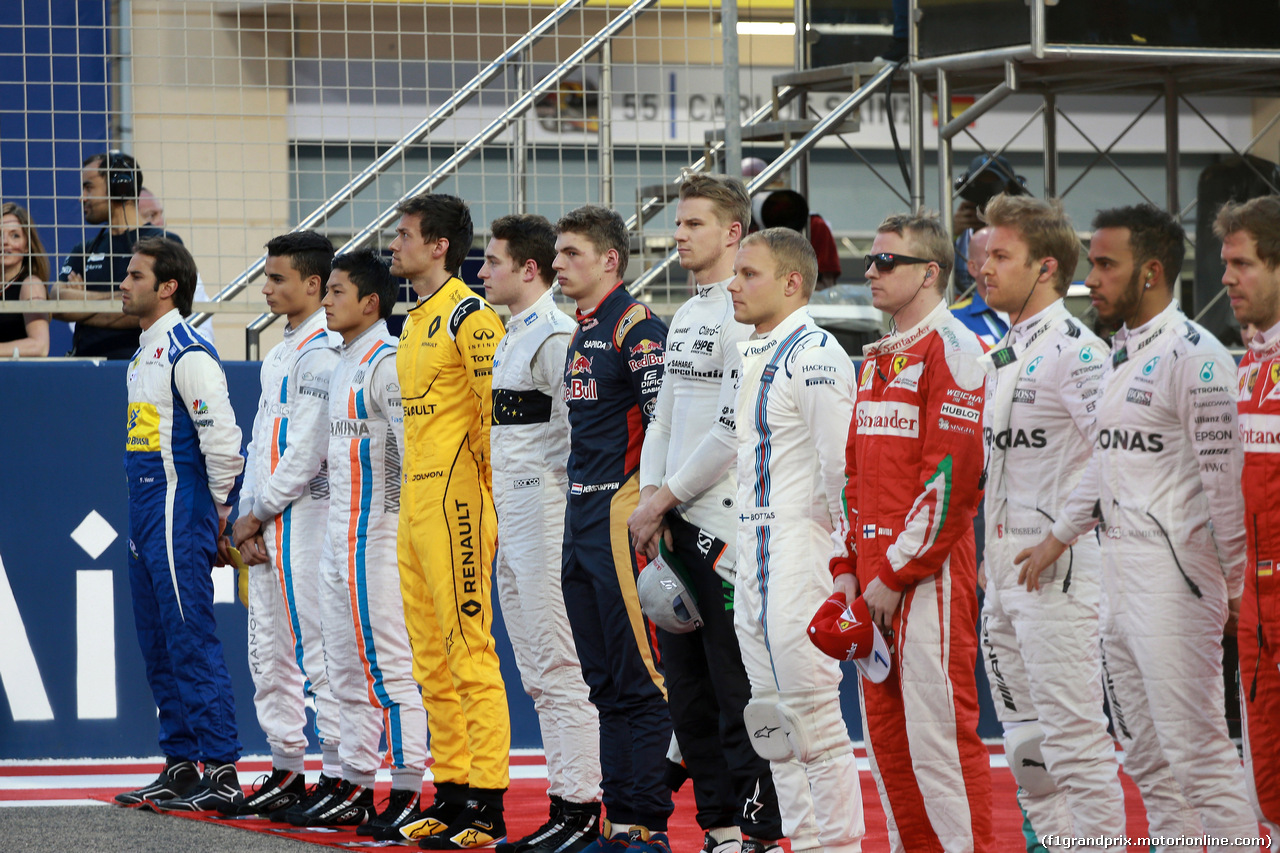 GP BAHRAIN, 03.04.2016 - Gara, The drives observe the national anthem