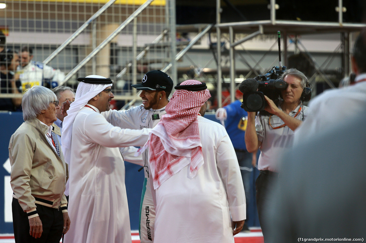 GP BAHRAIN, 03.04.2016 - Gara, Bernie Ecclestone (GBR), President e CEO of FOM e Lewis Hamilton (GBR) Mercedes AMG F1 W07 Hybrid