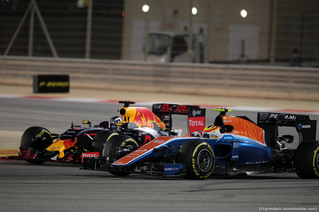 GP BAHRAIN, 03.04.2016 - Gara, Daniel Ricciardo (AUS) Red Bull Racing RB12 e Rio Haryanto (IND) Manor Racing MRT05