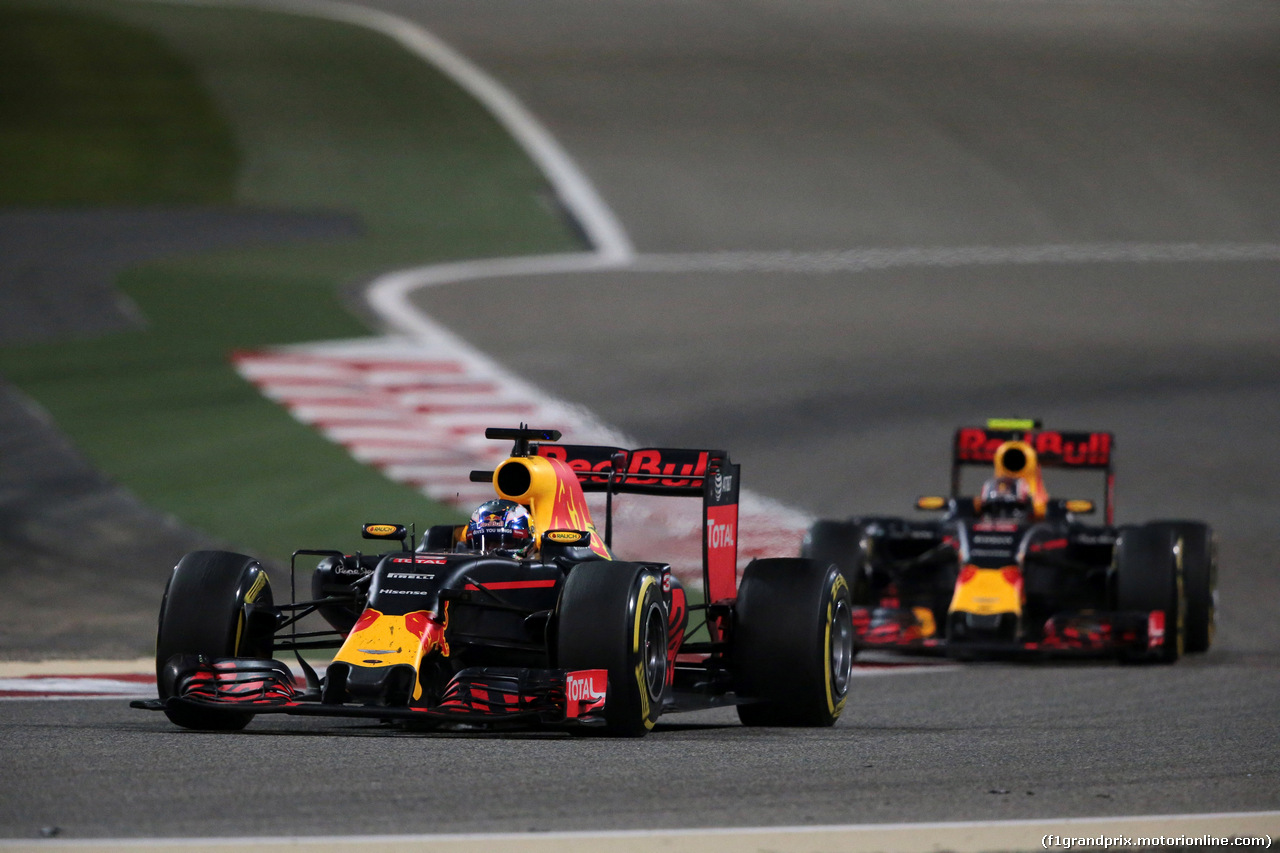 GP BAHRAIN, 03.04.2016 - Gara, Daniel Ricciardo (AUS) Red Bull Racing RB12 davanti a Daniil Kvyat (RUS) Red Bull Racing RB12