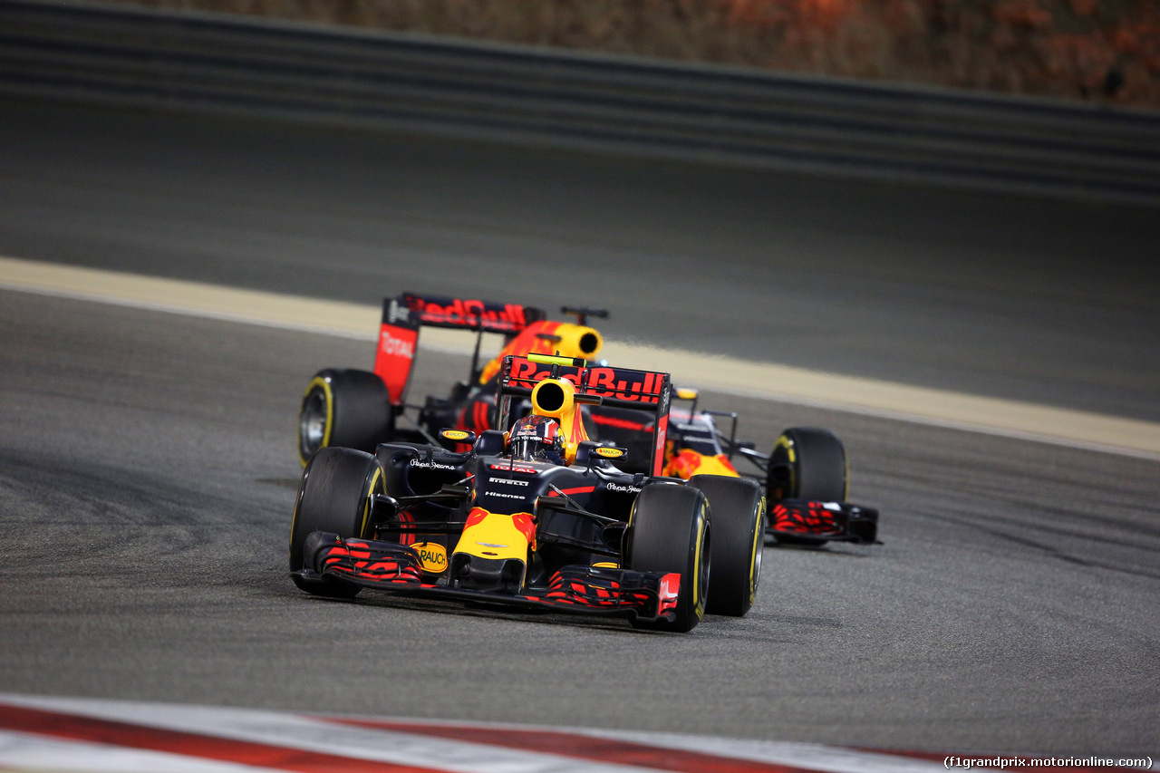 GP BAHRAIN, 03.04.2016 - Gara, Daniil Kvyat (RUS) Red Bull Racing RB12 davanti a Daniel Ricciardo (AUS) Red Bull Racing RB12